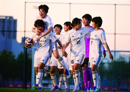济南市历城第二中学女子足球队获评全国“新时代好少年” 新华社发
